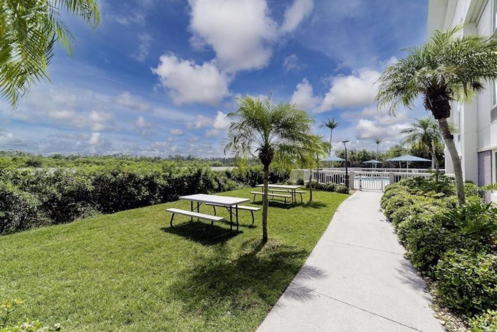 Holiday Inn Express Hotel & Suites Port Charlotte Exteriör bild