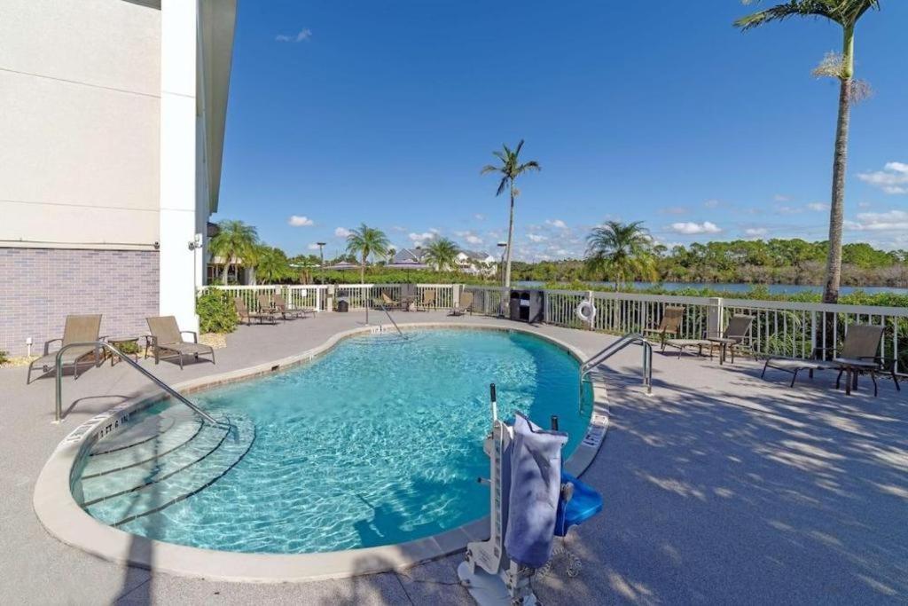 Holiday Inn Express Hotel & Suites Port Charlotte Exteriör bild
